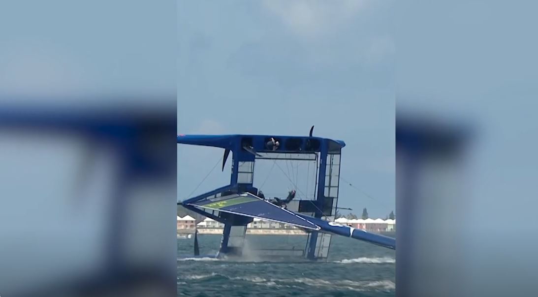 Βίντεο: Ανατροπή σκάφους με την ομάδα ιστιοπλοΐας των ΗΠΑ