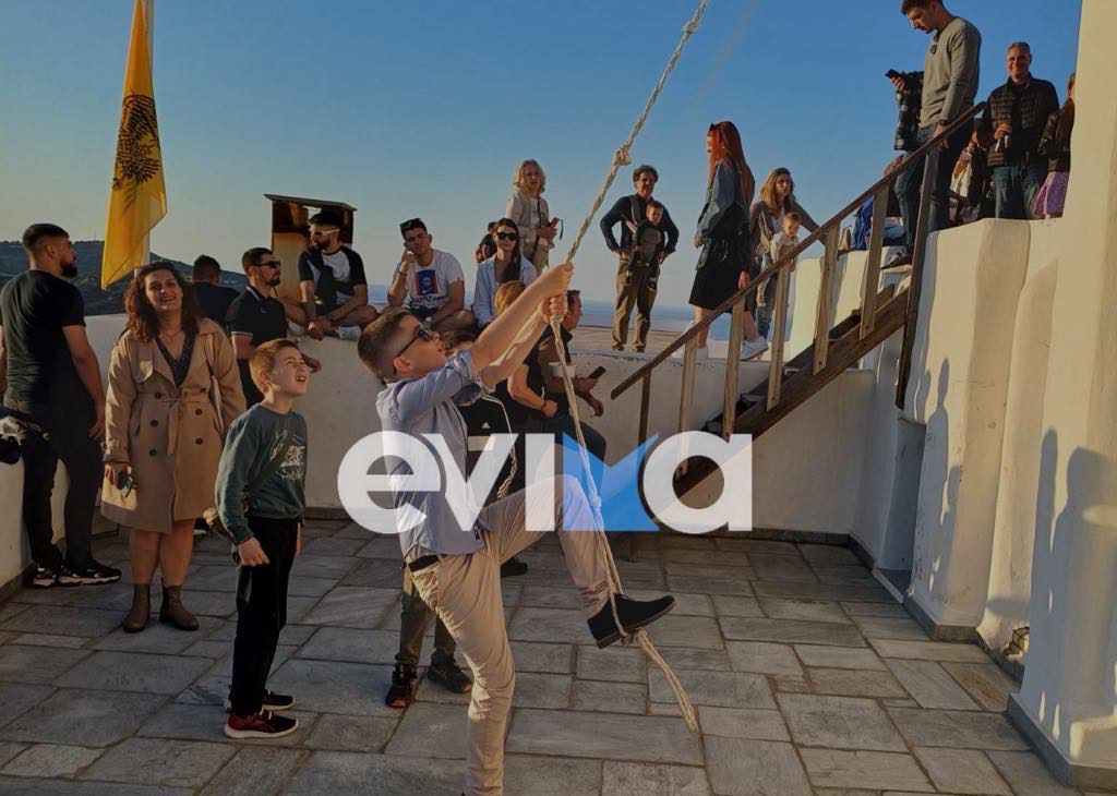 Σκύρος: Πιτσιρικάς χτυπούσε την καμπάνα με το… πόδι και έκλεψε τις εντυπώσεις – Δείτε βίντεο