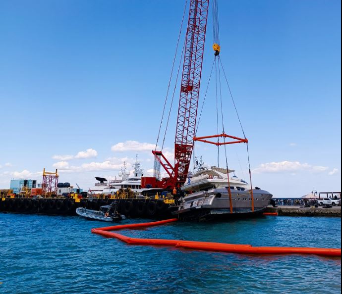 Σπέτσες: Πλωτός γερανός σήκωσε την θαλαμηγό που προσέκρουσε στον προβλήτα στις Σπέτσες