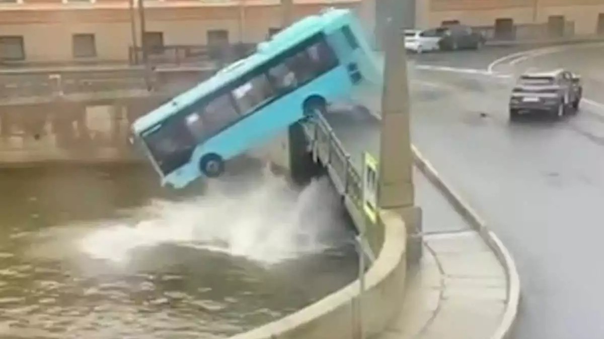 Ρωσία: Τουλάχιστον επτά νεκροί έπειτα από πτώση λεωφορείου σε ποταμό της Αγίας Πετρούπολης