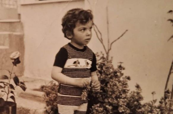 Το αγοράκι της φωτογραφίας πρωταγωνιστεί στο «Σασμό» – Μπορείτε να τον αναγνωρίσετε;