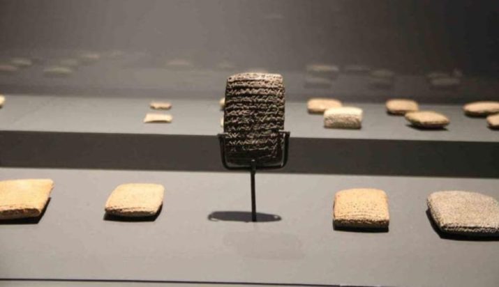 Σύμφωνα με μια πήλινη ταμπλέτα 4.000 ετών που εκτίθεται στο Μουσείο του Καϊσερί, η πρώτη επιχείρηση στην Ανατολία ιδρύθηκε από 12 άτομα με κεφάλαιο 15 κιλά χρυσού.