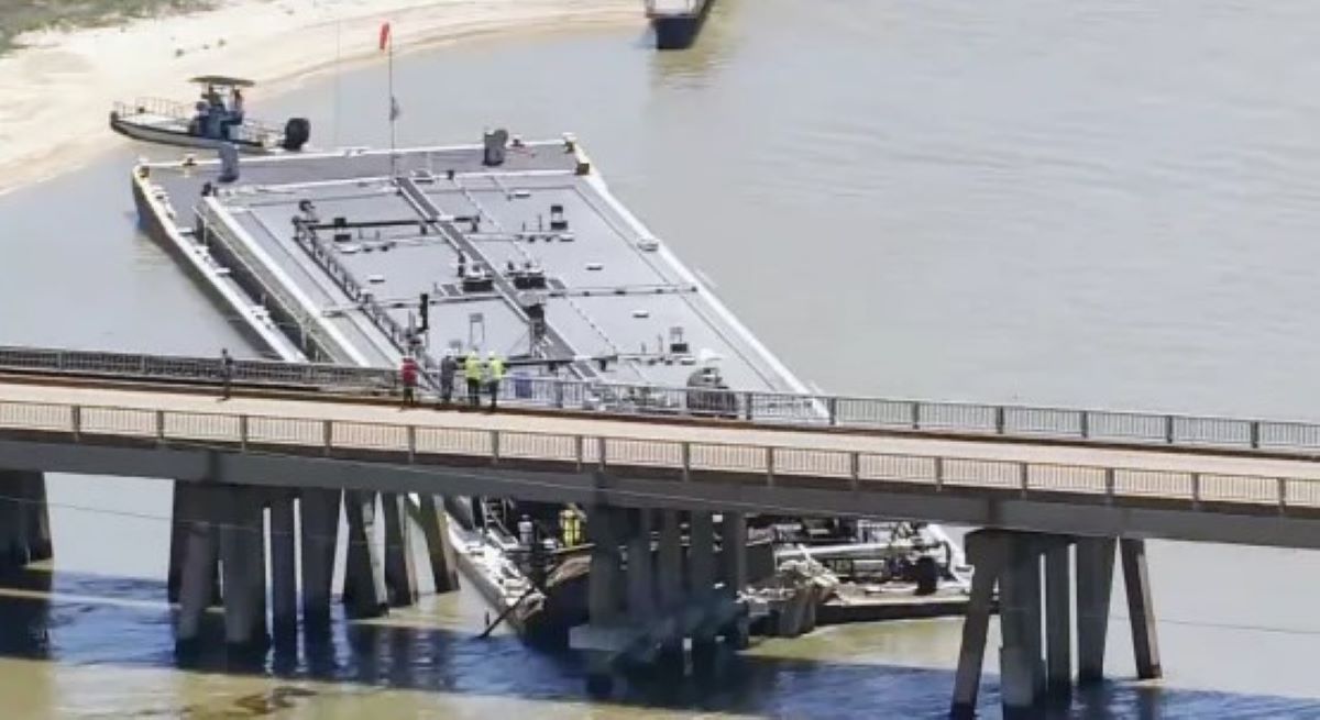 ΗΠΑ: Φορτηγίδα έπεσε πάνω σε γέφυρα στο Τέξας – Προκλήθηκε πετρελαιοκηλίδα