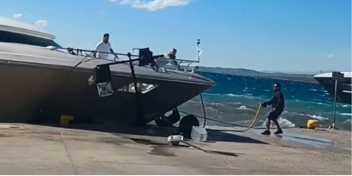 Σπέτσες: Θαλαμηγός χτύπησε στoν προβλήτα του λιμανιού, λόγω των ισχυρών ανέμων – Βίντεο