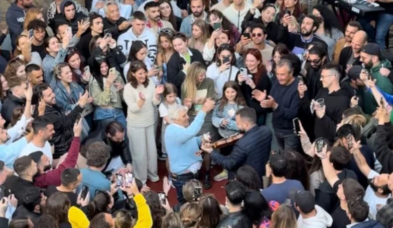 Τήνος: 87χρονος χόρεψε ζεϊμπέκικο και έριξε χαρτονομίσματα στον μουσικό που έπαιζε βιολί – ΒΙΝΤΕΟ