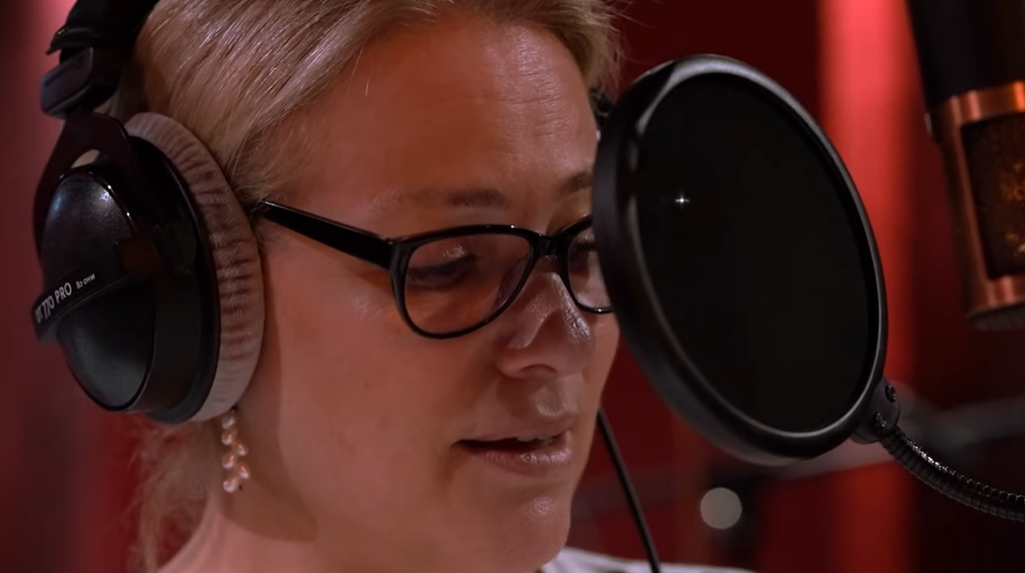 «Θα στείλω όταν φτάσω»: Αυτό είναι το τραγούδι-αφιέρωμα στα θύματα των Τεμπών – Απαγγέλλει η Μαριάννα Τουμασάτου