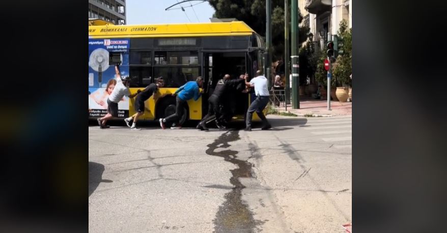 Βίντεο: Τρόλεϊ έμεινε στη Συγγρού και το έσπρωχναν για να περάσουν οι ποδηλάτες