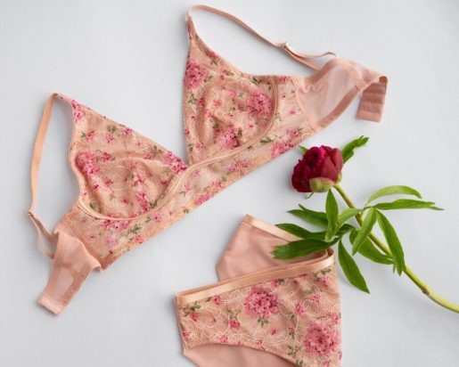 Βρήκα γυναικεία εσώρουχα στη βαλίτσα του συντρόφου μου. Προσπαθεί να με πείσει ότι είναι της αδερφής του. Τα πράγματα είναι ακόμη χειρότερα