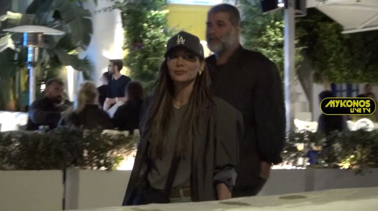 Δέσποινα Βανδή – Βασίλης Μπισμπίκης: Χέρι – χέρι στα σοκάκια της Μυκόνου