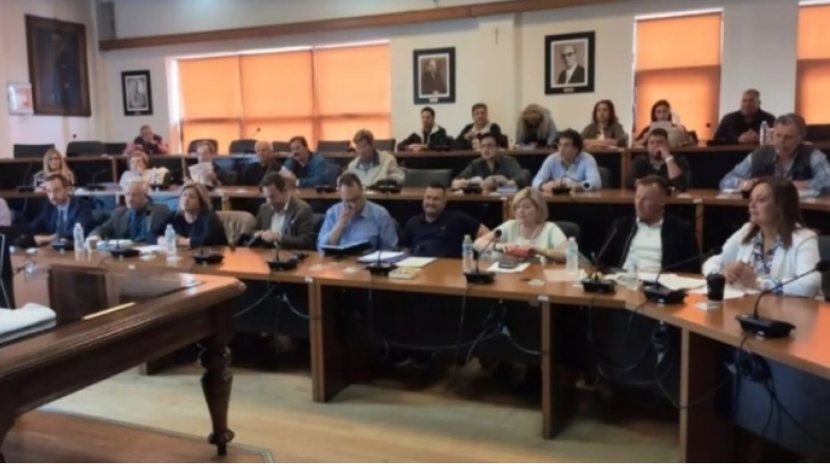 Βόλος: Χαμός στο δημοτικό συμβούλιο – «Νούμερο, βλ@@α» – Βίντεο