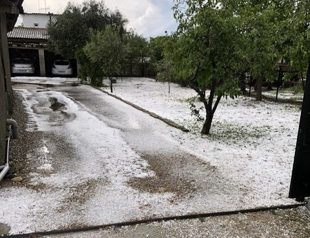 Ροδόπη: «Άσπρισαν» οι δρόμοι από την έντονη χαλαζόπτωση