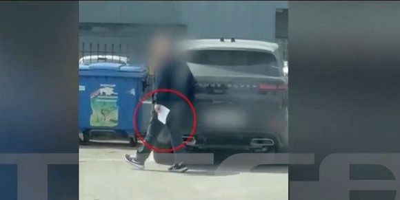 ΔΟΥ Χαλκίδας: Βίντεο με τον επιχειρηματία, που κατήγγειλε το κύκλωμα εφοριακών, με τον φάκελο των 10.000 ευρώ στο χέρι