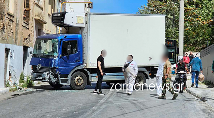 Χανιά: Φορτηγό εξετράπη της πορείας του και «καρφώθηκε» σε τοίχο – Δείτε ΦΩΤΟ