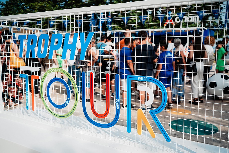 Στιγμές 2004 στο TROPHY TOUR powered by OPAP – Κοσμοσυρροή για το τρόπαιο του Euro 2004 στις ποδοσφαιρικές γιορτές σε Λάρισα, Θεσσαλονίκη και Αλεξανδρούπολη