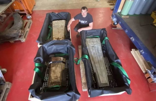 Ο Τομ Κάζινς με τις μεσαιωνικές ταφόπλακες τάφου που βρέθηκαν.