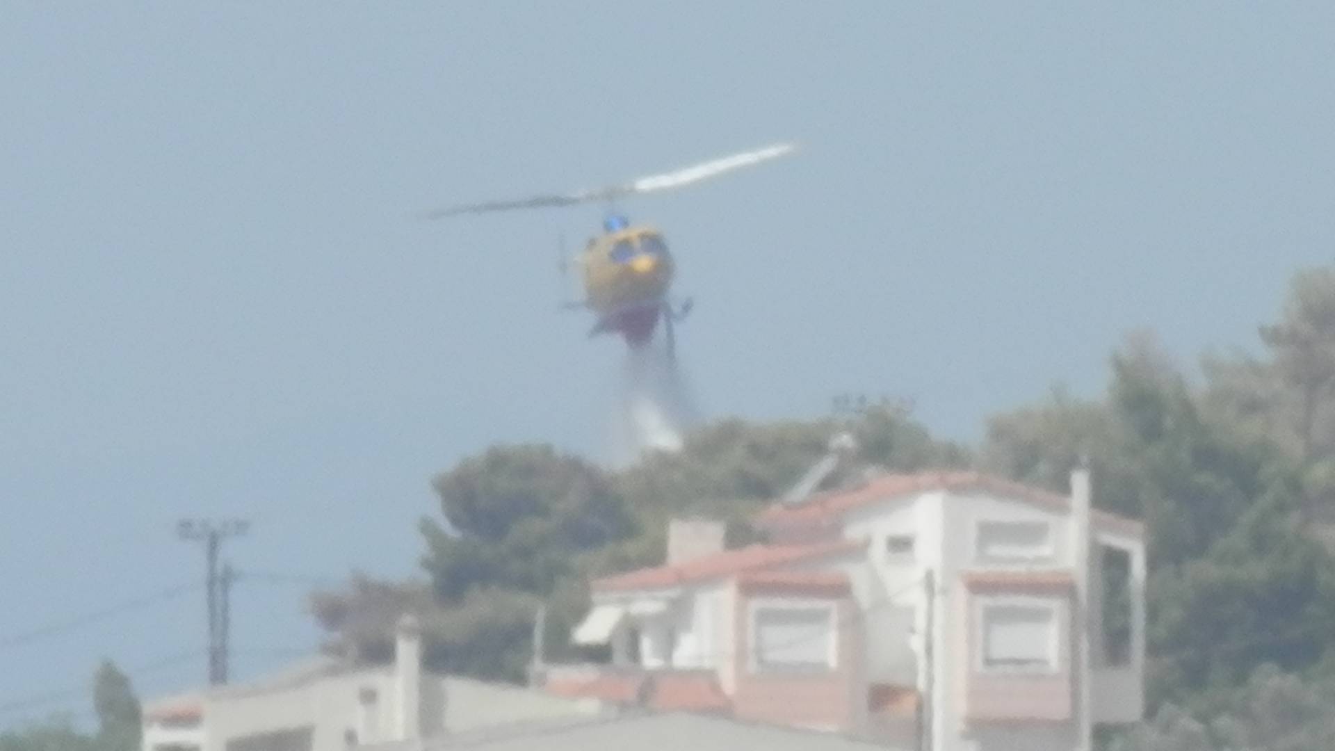 Υπό μερικό έλεγχο τέθηκε η φωτιά στη Σαλαμίνα – Τραυματίστηκαν δύο πυροσβέστες