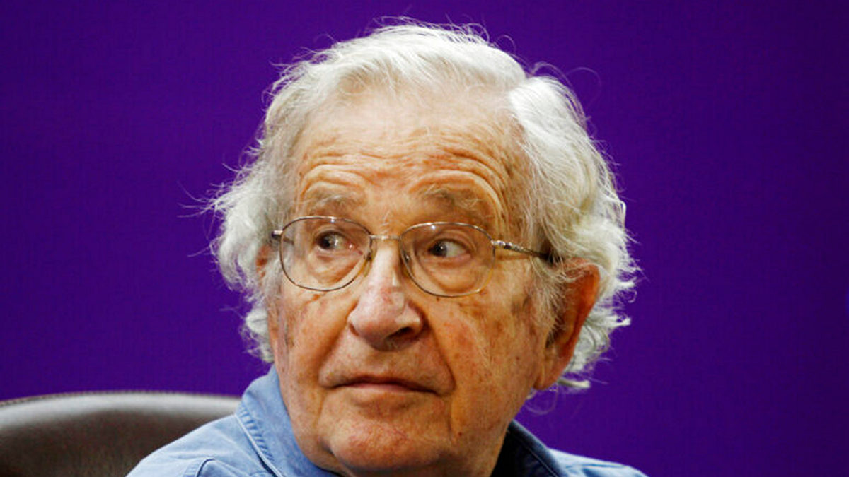 Νόαμ Τσόμσκι: «Είναι καλά» λέει η σύζυγός του – Fake news ο θάνατος του σπουδαίου φιλοσόφου