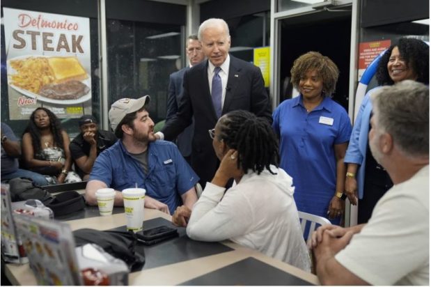 Σε φαστφουντάδικο ο Τζο Μπάιντεν μετά το debate
