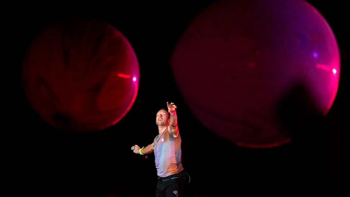 Λαοθάλασσα στη συναυλία των ColdPlay στο ΟΑΚΑ: Φαντασμαγορικό σόου για 60.000 θεατές – Δείτε βίντεο και φωτογραφίες