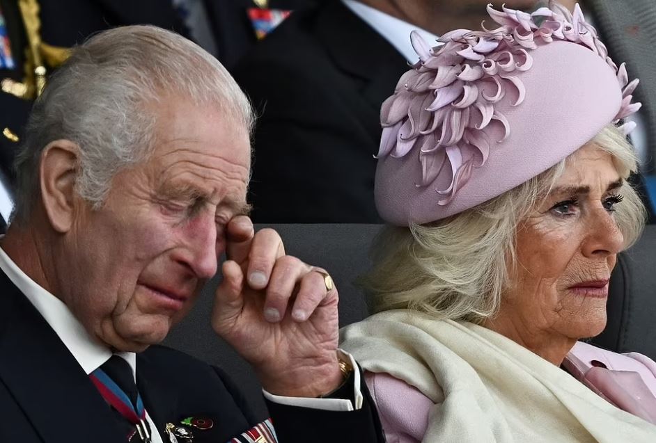 Βρετανία: Με δάκρυα στα μάτια ο βασιλιάς Κάρολος και η Καμίλα στις εκδηλώσεις για την D-Day