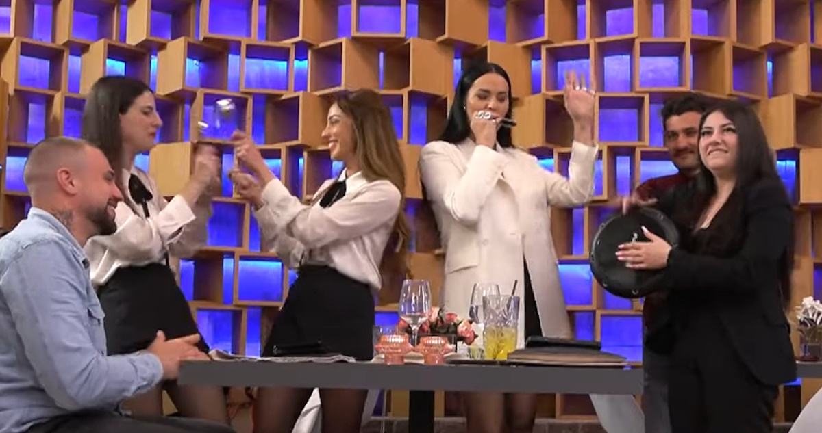 First Dates: Η πολυτάλαντη Ασημίνα θα καταφέρει να αφήσει τον Δήμο… άφωνο, όπως και τους υπόλοιπους πελάτες του εστιατορίου