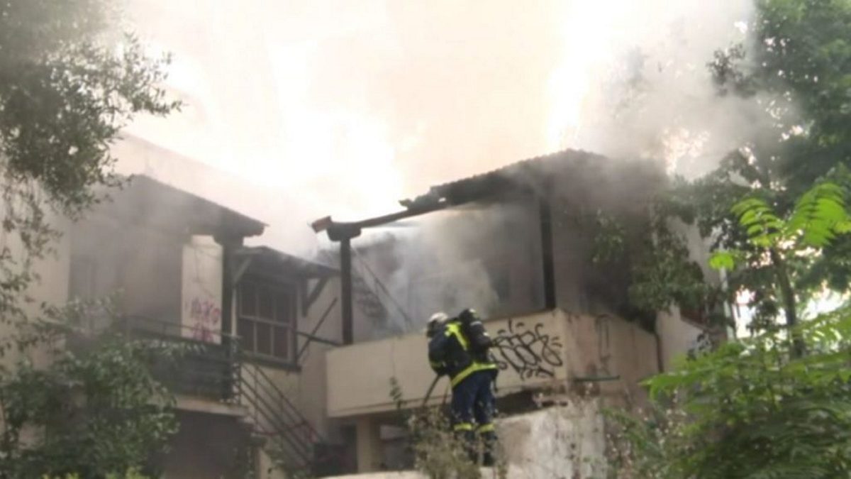 Θεσσαλονίκη: Φωτιά σε εγκαταλελειμμένη μονοκατοικία στο κέντρο της πόλης