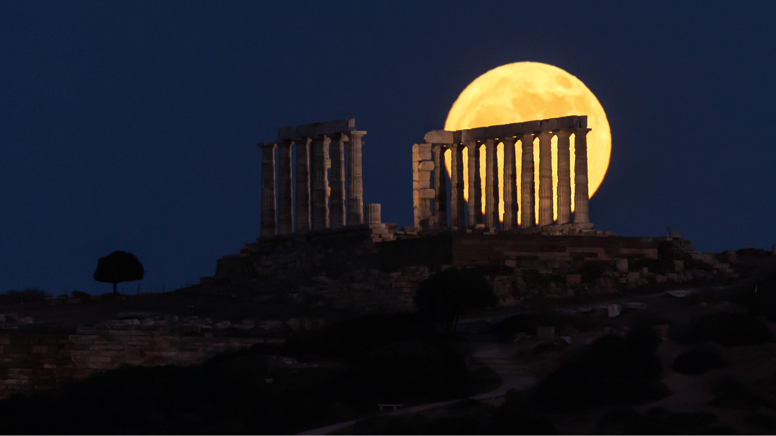 Πανσέληνος Ιουνίου: Μαγεύουν οι εικόνες από το «Φεγγάρι της Φράουλας»