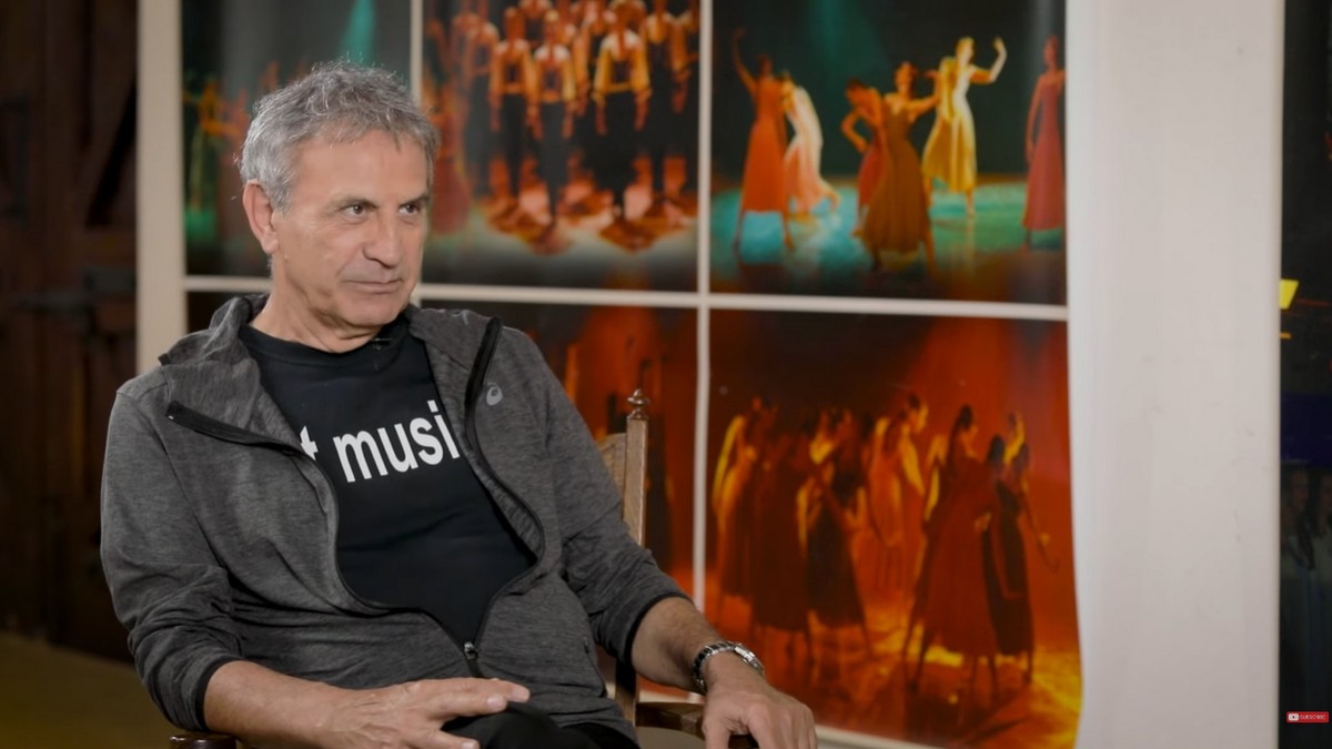 «Χείμαρρος» ο Γιώργος Νταλάρας για τους επικριτές του: «Ο χρόνος τους βάζει ένα φερμουάρ στο στόμα»