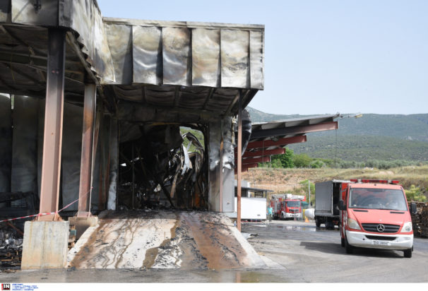 Λαμία: Φωτιά στο εργοστάσιο της εταιρείας Γιαννίτση