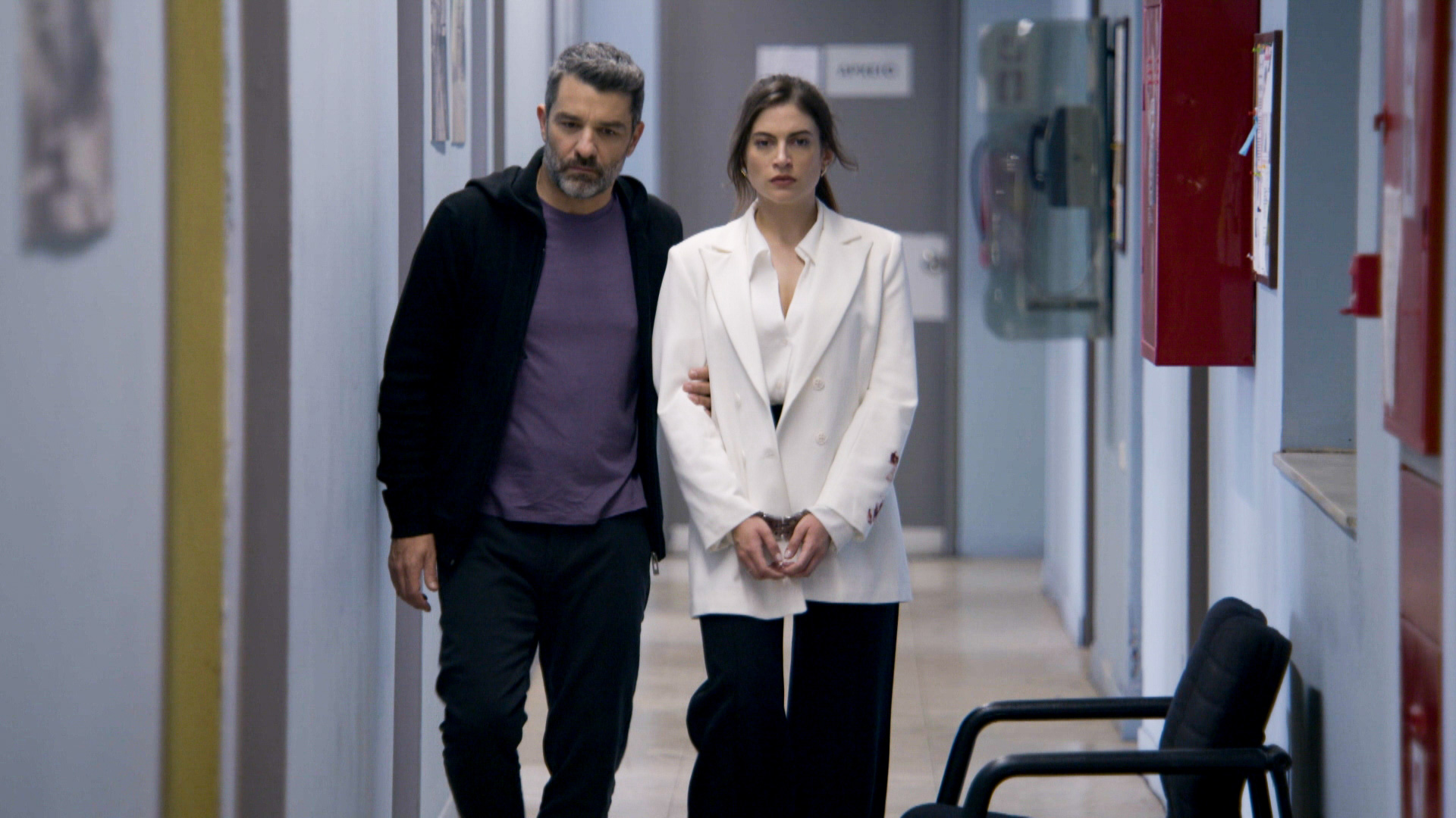 Παγιδευμένοι: Η Άννα συλλαμβάνεται για τον φόνο του Δημήτρη και το κουτί της Πανδώρας ανοίγει για όλους