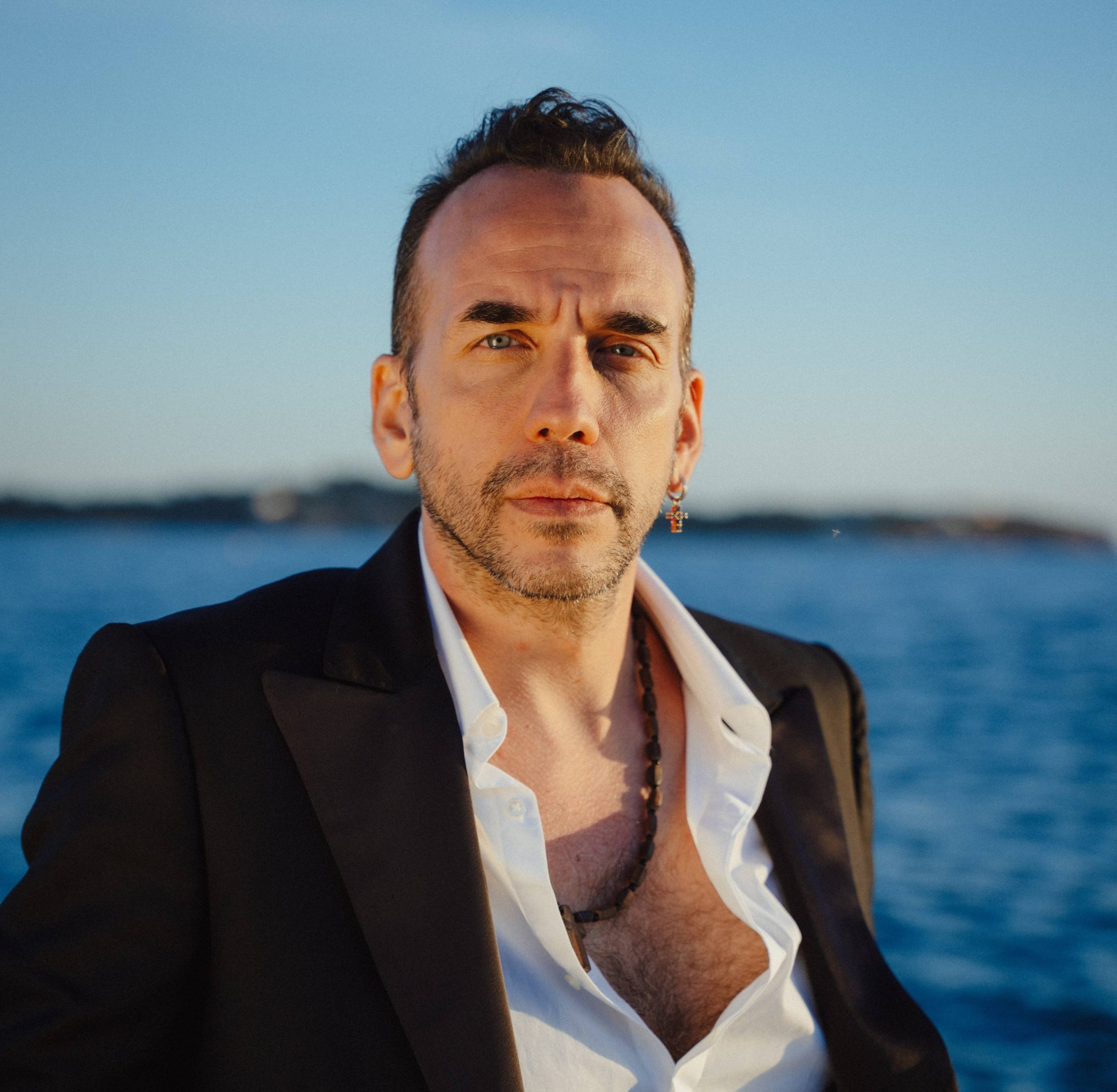 Πάνος Μουζουράκης: Κυκλοφόρησε το ολοκαίνουργιο βίντεο κλιπ του σε μορφή… προεκλογικού σποτ