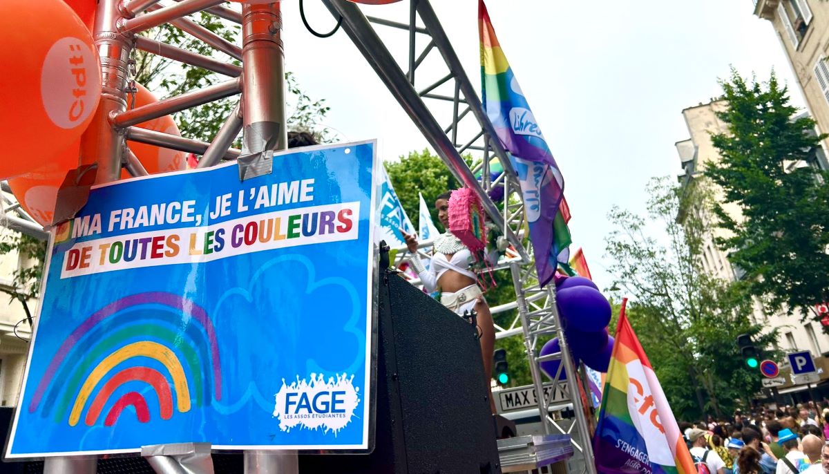 Παρίσι: Δεκάδες χιλιάδες άνθρωποι στο Paris Pride – Φόβος κλιμάκωσης του μίσους αν νικήσει η ακροδεξιά στις εκλογές