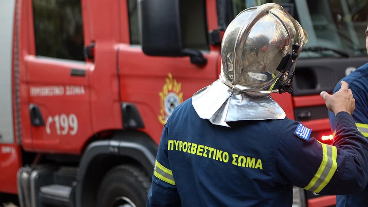 Μεταξουργείο: Στις φλόγες εγκαταλελειμμένο κτίριο και δύο οχήματα