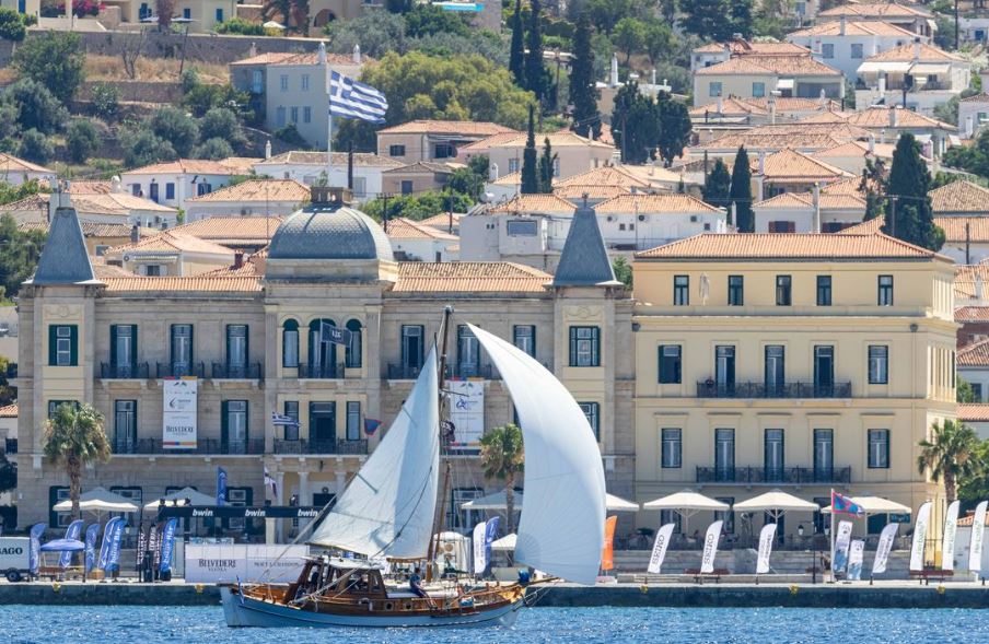 Θρίλερ στις Σπέτσες: Τι γράφουν τα βρετανικά ΜΜΕ για τον νεκρό ναυτικό