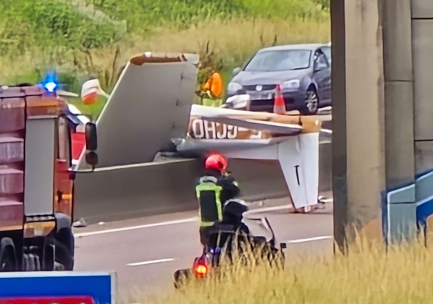 Γαλλία: Αεροπλάνο συνετρίβη σε αυτοκινητόδρομο – 3 νεκροί