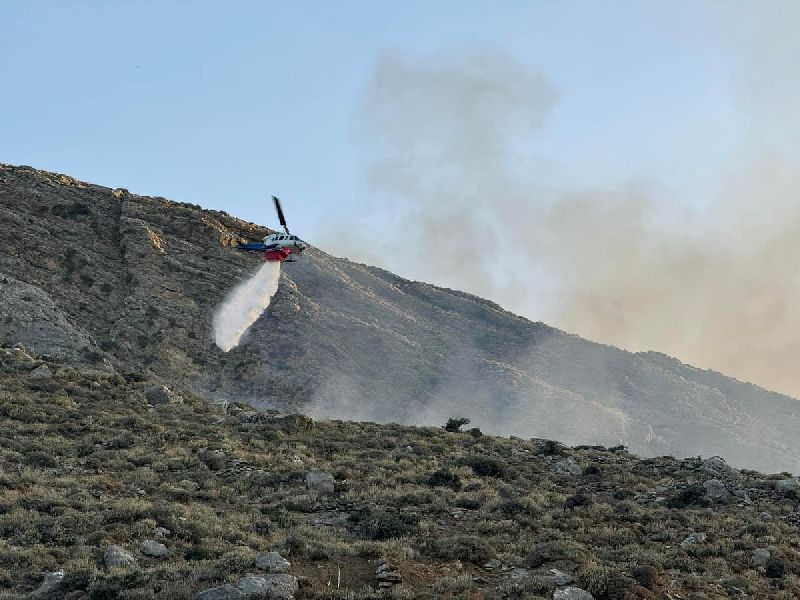 Ρέθυμνο: Αναζωπυρώθηκε η φωτιά στα Ακούμια – Οριοθετήθηκε το μέτωπο στην περιοχή Τρία Μοναστήρια