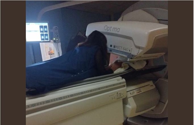 Ακτινολόγος στον αξονικό τομογράφο μαζί με βρέφος