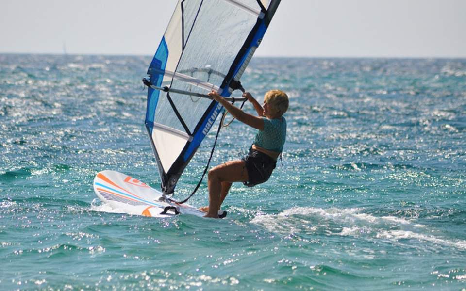 Αναστασία Γερολυμάτου: Νέος διάπλους Κεφαλονιάς – Ζακύνθου για την 85χρονη windsurfer – Έχει μπει στο βιβλίο των ρεκόρ Γκίνες