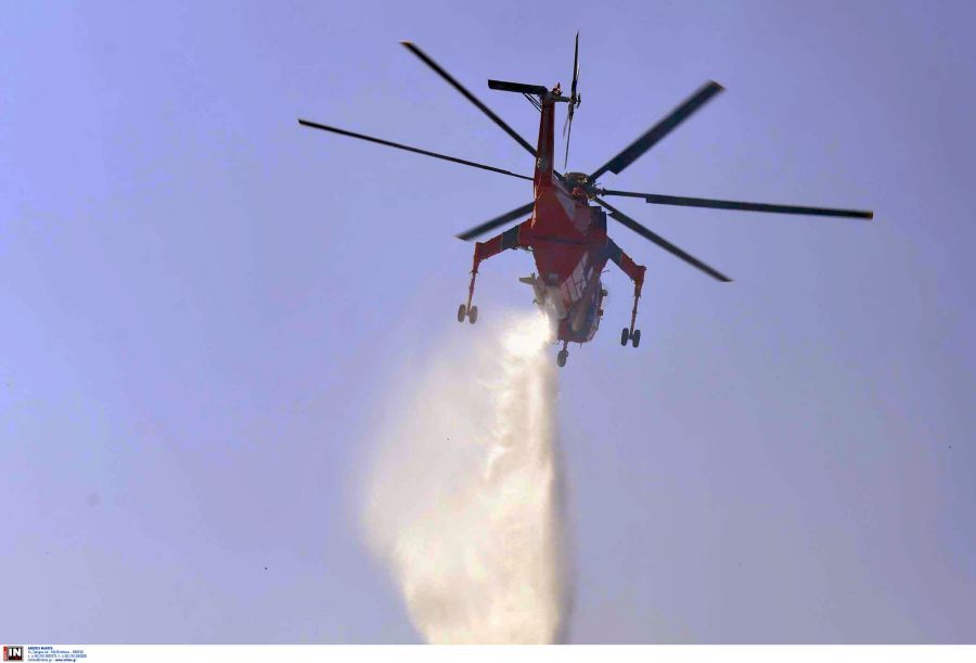 Φωτιά στο Παλαιόκαστρο Λάρισας – Σηκώθηκαν εναέρια μέσα