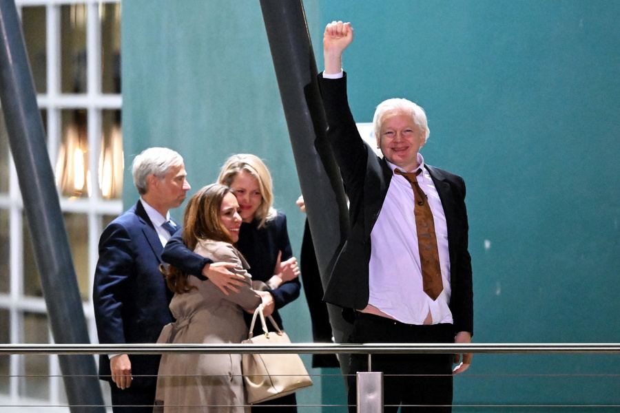 Τζούλιαν Ασάνζ: Η στιγμή που φτάνει στην Αυστραλία – Οι αγκαλιές με την σύζυγο και τον πατέρα του