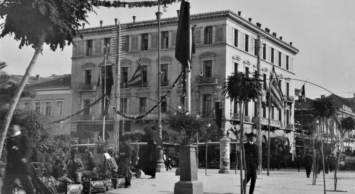 Κουίζ για την παλιά Αθήνα: Αναγνωρίζετε την πλατεία; Είναι από τις πιο γνωστές