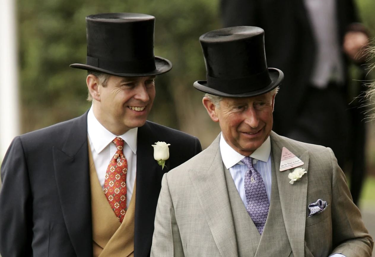 Βρετανία: Δύο αδελφοί σε «πόλεμο» – Γιατί ο βασιλιάς Κάρολος απειλεί με έξωση τον πρίγκιπα Άντριου