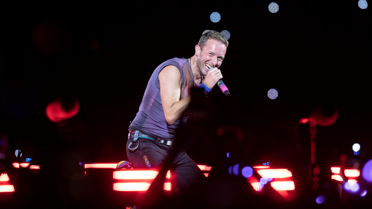 Coldplay: Κυκλοφόρησε το βιντεοκλίπ του τραγουδιού «Feels Like I’m Falling in Love» που γυρίστηκε στο Ηρώδειο – Βίντεο