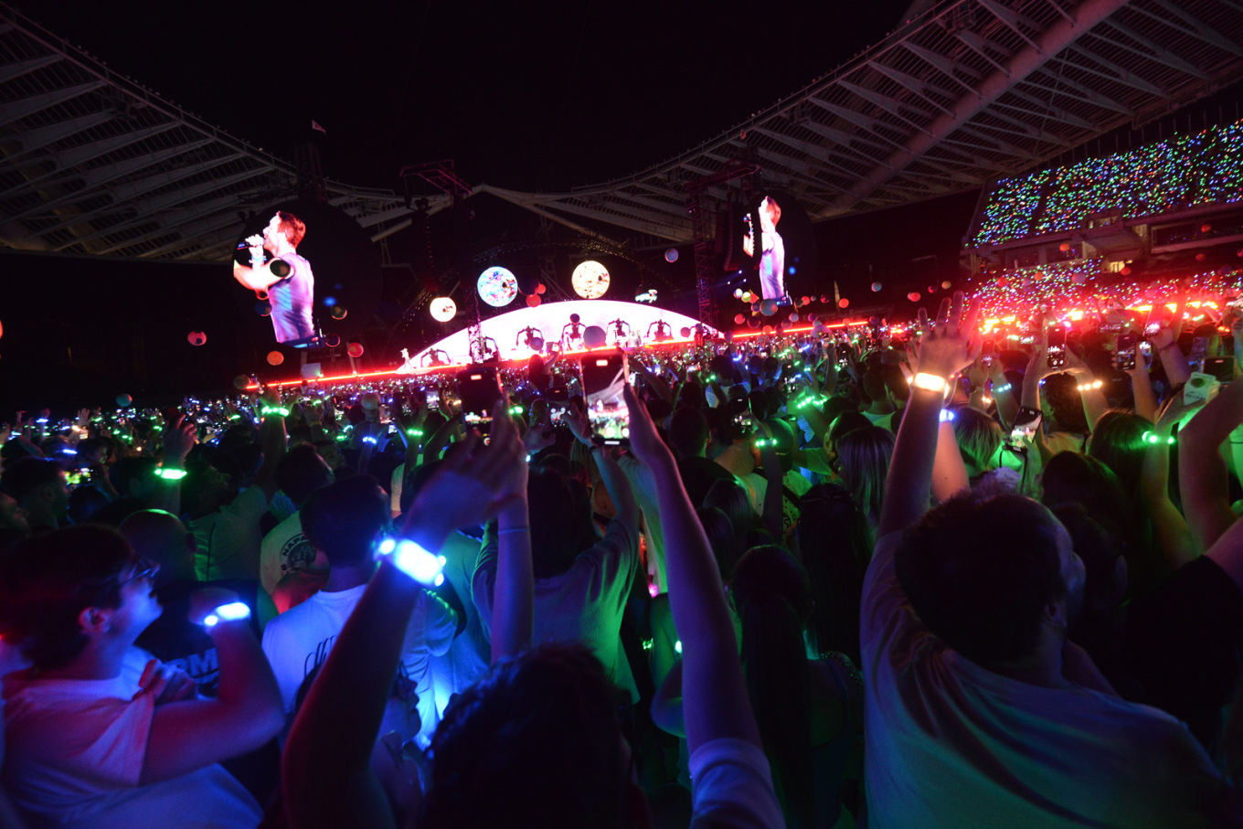 Coldplay: Νέο βίντεο από τα γυρίσματα του videoclip τους στην Αθήνα