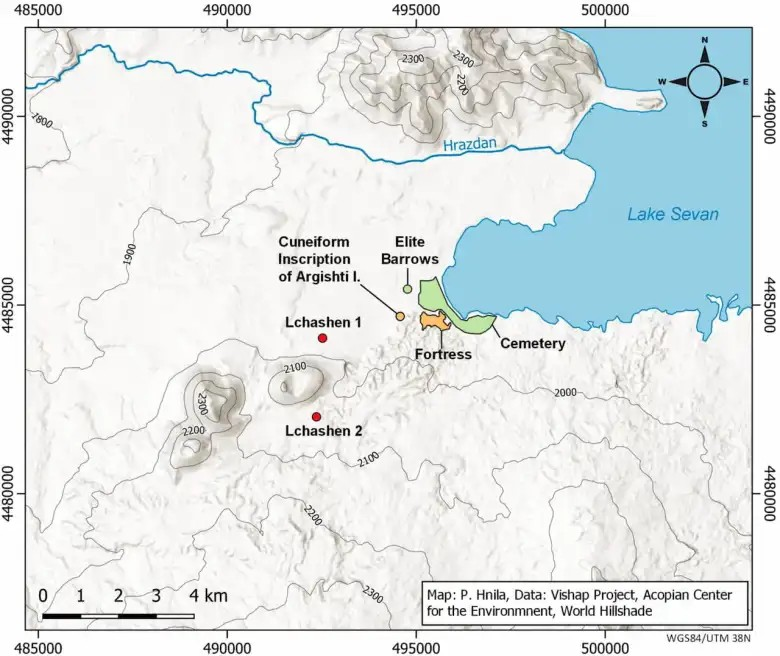 Τοπογραφικός χάρτης του αρχαιολογικού χώρου Lchashen με τη θέση του Lchashen Dragon Stones 1 και 2. Πηγή: Π. Αννίλα
