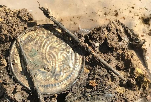 Το χρυσό μενταγιόν που βρέθηκε κατά τη διάρκεια ανασκαφής στο Calthorpe Gardens στα περίχωρα του Banbury της Αγγλίας. Το αντικείμενο είναι ένα από τα περίπου 19.000 που έχουν ανακαλυφθεί στην ανασκαφή.