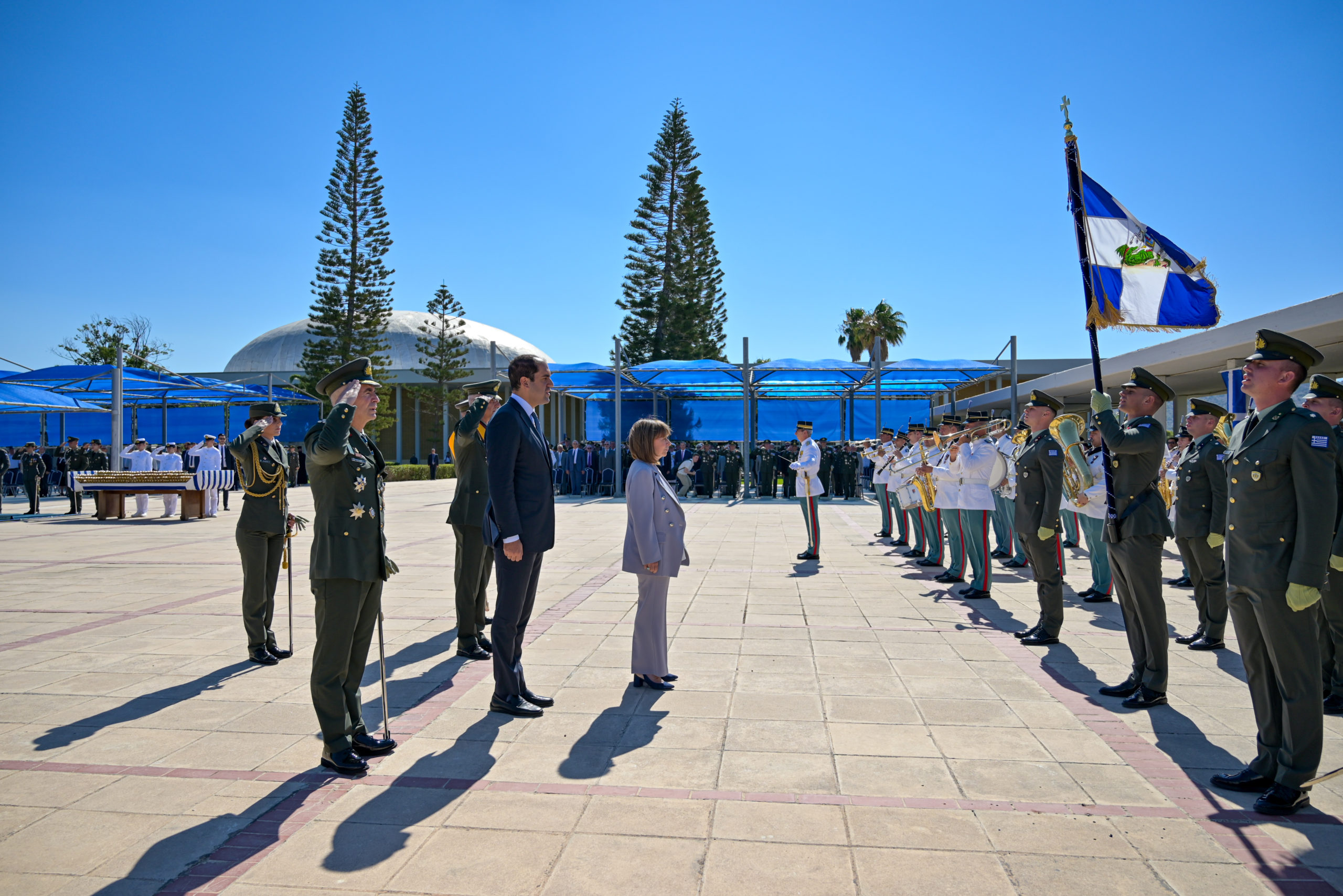 H Πρόεδρος της Δημοκρατίας παρέδωσε τα ξίφη στους αυριανούς ηγέτες του Στρατού (εικόνες – βίντεο)
