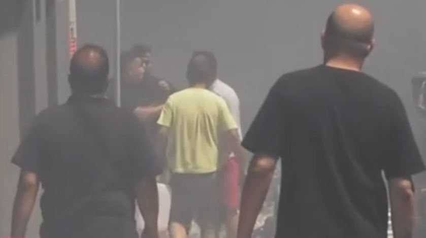 Φωτιά στη Βάρης – Κορωπίου: Επίθεση με γροθιές δέχθηκε δημοσιογράφος – Δείτε βίντεο