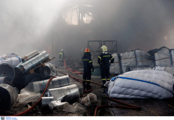 Φωτιά σε εργοστάσιο στην Κάτω Κηφισιά