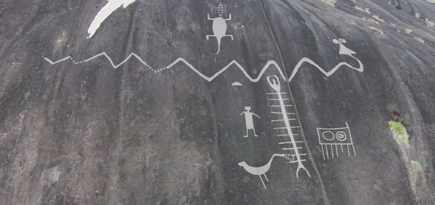 «Αίνιγμα» τα γιγαντιαία πετρογλυφικά με φίδια που βρέθηκαν κατά μήκος ποταμού – Ο συμβολισμός και η σημασία τους